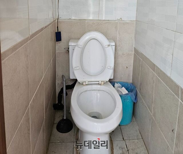 ▲ 쪽방촌의 좁은 화장실. 변기 곳곳에 오물이 묻어 있다. ⓒ김성웅 기자