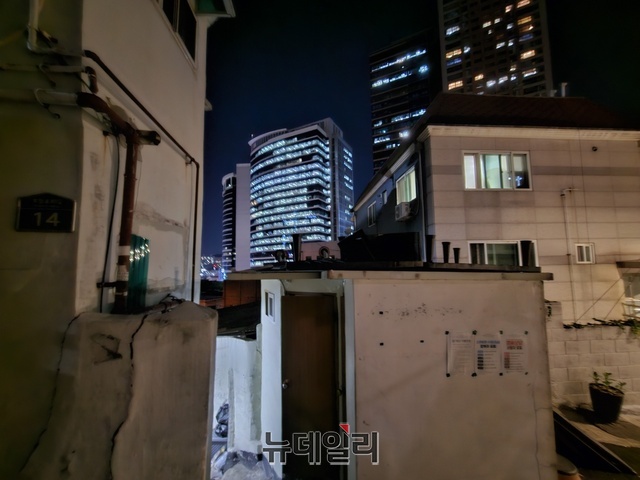 ▲ 쪽방촌 넘어로 대형 빌딩과 고급 호텔이 보인다. ⓒ임준환 인턴기자