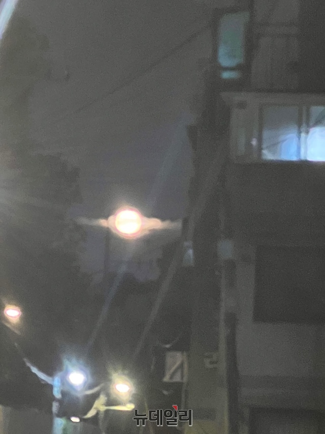 ▲ 어두운 밤 쪽방 창문 밖으로 보이는 가로등 불빛. ⓒ유동선 인턴기자