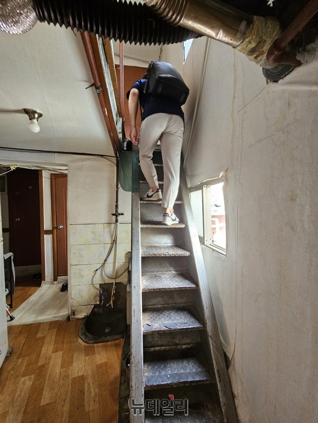▲ 김성웅 기자가 좁은 계단을 위태롭게 올라가고 있다. ⓒ임준환 인턴기자