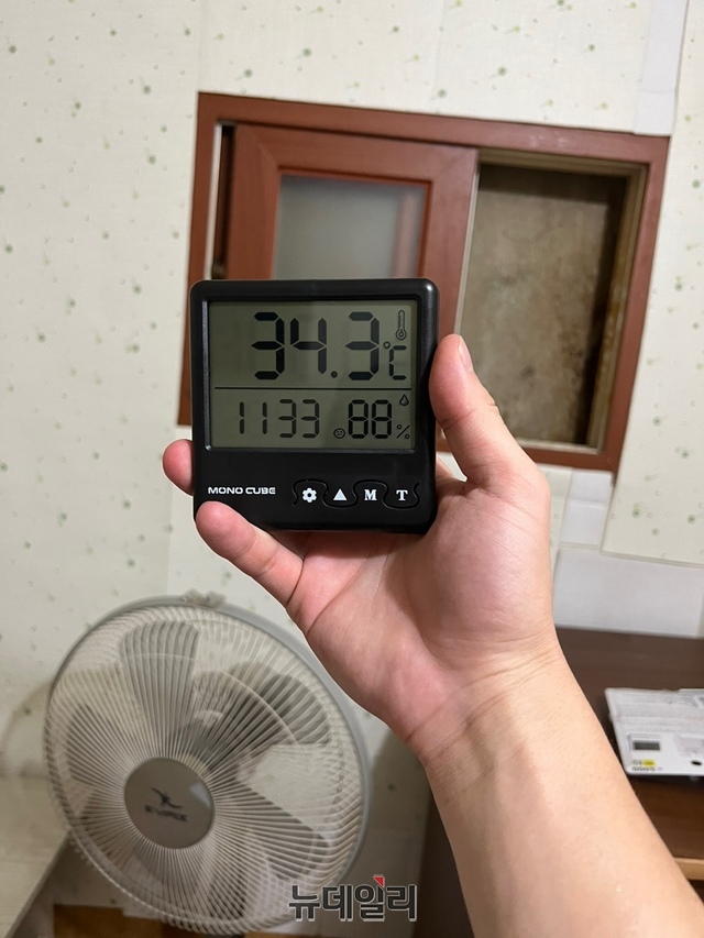 ▲ 오전 11시30분경 쪽방 실내온도는 34.3도 습도는 88%다. ⓒ유동선 인턴기자