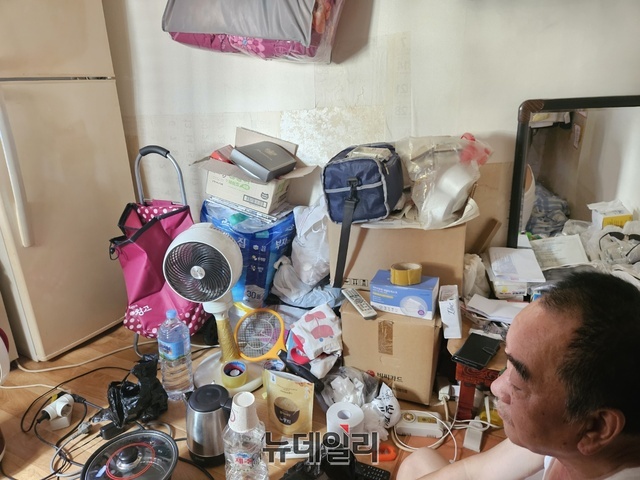 ▲ 쪽방촌 주민이 무더위에 선풍기를 틀고 있다. 주민은 잘 나오게 찍어달라며 포즈를 취했다. ⓒ임준환 인턴기자