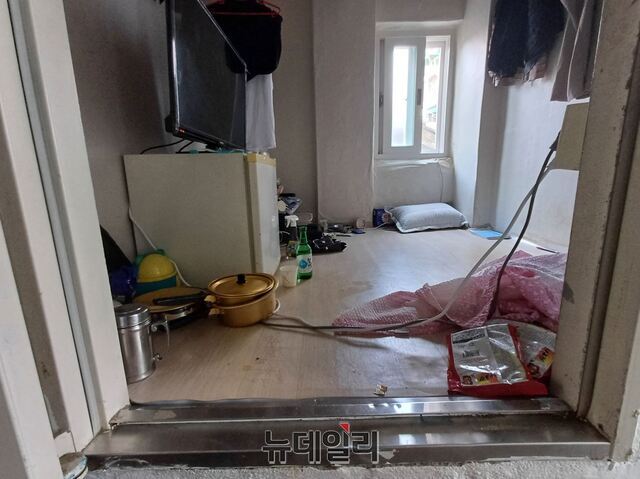 ▲ 알코올 중독자 이모씨의 방 내부 모습. ⓒ김성웅 기자