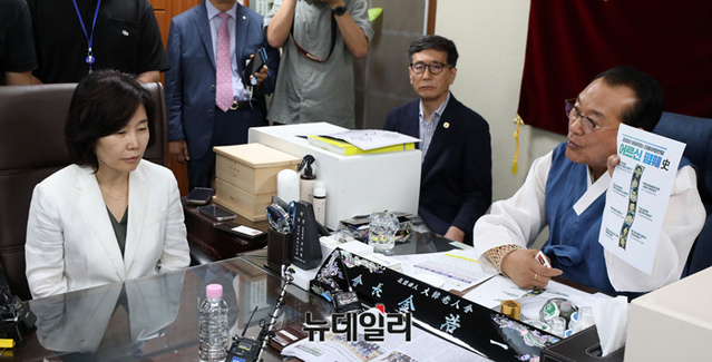 ▲ 김호일 대한노인회장이 3일 서울 용산구 대한노인회 중앙회에서 노인 비하 발언 논란으로 사과 방문한 김은경 더불어민주당 혁신위원장에게 사과를 받고 면담을 하고 있다. ⓒ이종현 기자