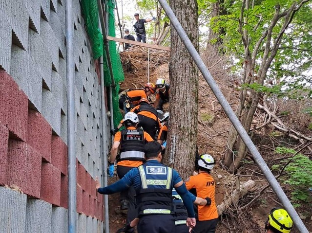 ▲ 강릉시 왕산면 왕산리 긴급제동시설 공사현장에서 경찰과 119구급대원들이 추락한 근로자를 구조하고 있다.ⓒ강원소방본부