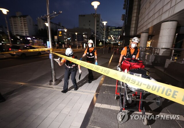 ▲ 3일 오후 경기 성남시 분당구 서현역 인근 백화점에서 묻지마 흉기 난동이 발생해 119 구급대원들이 사건 현장으로 들어가고 있다. ⓒ연합뉴스