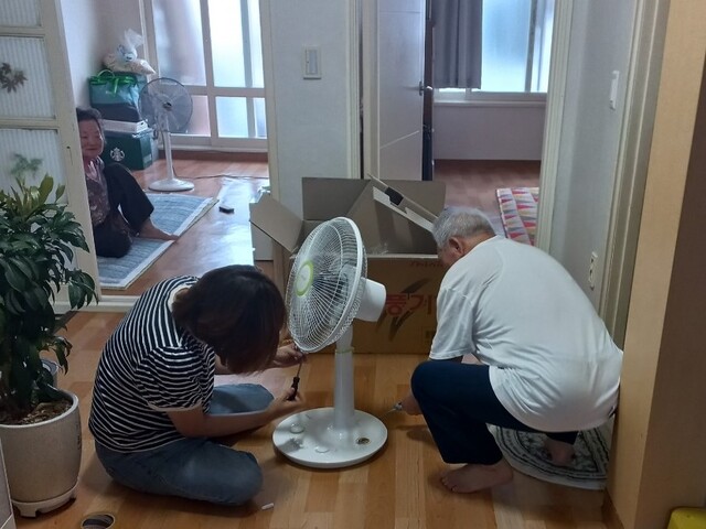 ▲ 대구 수성구청 공무원이 폭염 취약계층 세대를 방문해 ‘취약계층 여름나기 냉방비·냉방용품 지원 사업’으로 준비한 선풍기를 조립해서 전달하고 있다.ⓒ수성구