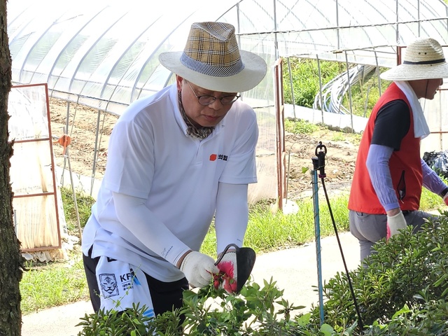 ▲ 국민의힘 경북도당 송언석 신임 도당위원장은 취임식을 대신한 첫 행보로 2일 경북당원들과 함께 집중호우로 큰 수해를 입은 예천군 회룡포를 찾아 범람지역에 쌓인 토사와 부유물 제거 등 수해복구 봉사활동을 펼쳤다.ⓒ국민의힘 경북도당
