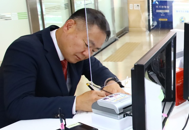 ▲ 김재욱 칠곡군수는 최근 왜관읍 한 아파트에서 석적읍 아파트로 이삿짐을 옮기고 전입신고를 마쳤다.ⓒ칠곡군