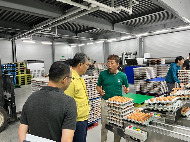 ▲ 김주령 경북도 농축산유통국장은 3일 폭염대비 시설이 완벽하게 설치된 영주시 우림양계농장을 방문해 현장을 둘러봤다.ⓒ경북도
