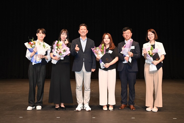 ▲ 구미시는 3일 친절 행정 실천으로 시민의 칭찬을 받고 동료의 귀감이 되는 상반기 ‘친절 으뜸이’ 5명을 선발했다.ⓒ구미시