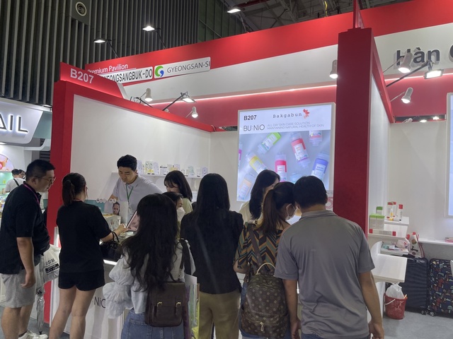 ▲ 경산시(시장 조현일)에서 추진하는 특화사업인 화장품산업 육성사업의 일환으로 지역의 화장품 기업들이 7월 27일부터 29일까지 3일간 베트남에서 열린 ‘2023 비엣뷰티＆코스모뷰티’에 참가해 총 63건 227만 달러 규모의 수출 상담과 5만 달러의 구매의향서를 체결하는 등 성과를 거뒀다.ⓒ경산시