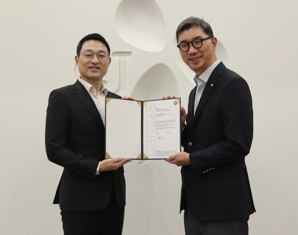 ▲ 이승진 CJ제일제당 경영리더(오른쪽)와 서정욱 티브이 슈드 코리아 대표가 인증서 수여식에서 기념촬영을 하는 모습ⓒCJ제일제당