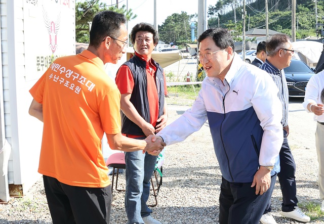 ▲ 주낙영 시장이 지난 3일 지역 해수욕장을 찾아 안전관리 요원과 해수욕장 번영회, 의용소방대, 바다시청근무자 등 관계자를 격려하고 있다.ⓒ경주시