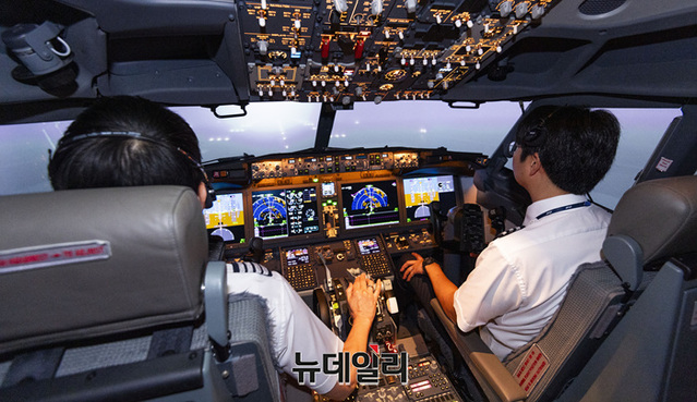 ▲ 허원철 기장(왼쪽)과 지예훈 부기장(오른쪽)이 저시정 상황에서 계기착륙시설(ILS)을 이용해 항공기의 고도, 속도, 이동 방향 등을 제어하며 공항 활주로에 접근하자 유도등이 보이고 있다. ⓒ서성진 기자