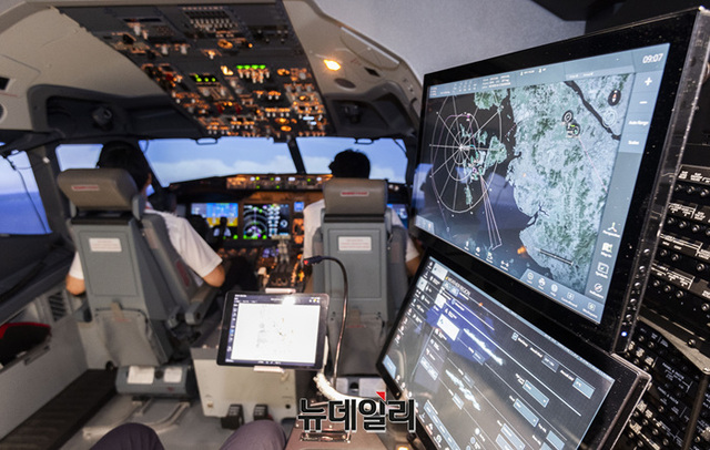 ▲ 제주항공의 SIM 훈련은 운항승무원을 대상으로 연 4회 필수적으로 진행되고 있다. 조종석에 기장, 부기장이 탑승하고 뒤쪽에서 SIM교관이 돌발상황을 부여하는 식으로 진행된다. ⓒ서성진 기자
