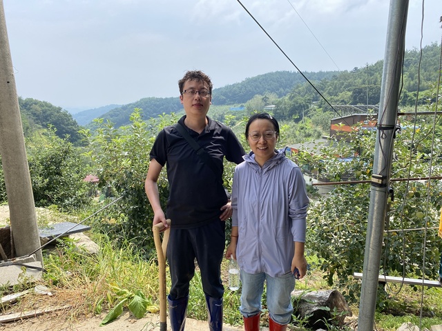 ▲ 지난 2일 경북도청에 파견된 중국 교류 공무원 2명은 집중 호우로 큰 피해를 입은 경상북도의 빠른 복구를 위해 영주시 봉현면을 찾아 복구 지원에 동참했다.ⓒ경북도