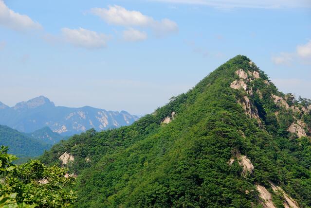 ▲ 신선암봉 상행길에서 바라본 깃대봉.ⓒ진경수 山 애호가