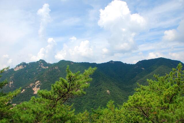 ▲ 제2전망대에서 바라본 신선봉 방향의 산등성.ⓒ진경수 山 애호가