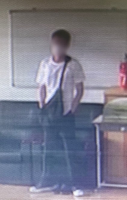 ▲ 40대 B 교사와 사제 간으로 A씨가 흉기로 B 교사를 7회 찌른기전 기다리는 장면.ⓒCCTV 캡처