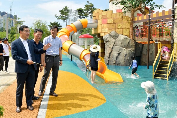 ▲ 김광신 대전 중구청장이 지난 4일 중촌근린공원에 수경시설을 갖춰 중구 1호 상설 어린이 물놀이장 개장 현장에서 안전점검을 했다.ⓒ중구