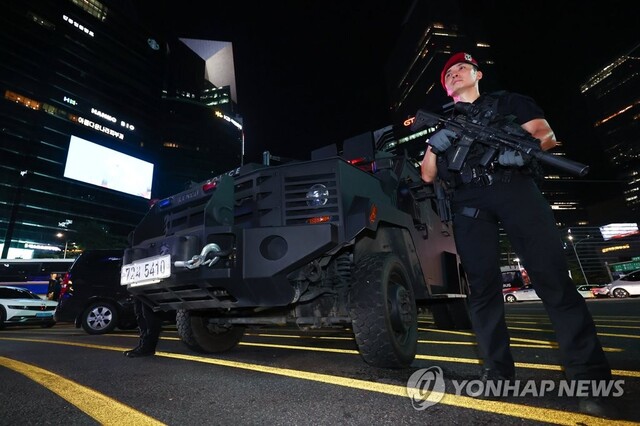 ▲ 강남역에 배치된 경찰 특공대원과 장갑차. ⓒ연합뉴스