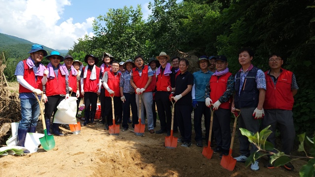 ▲ 경북도의회(의장 배한철)는 6일 사무처 간부공무원 전원이 휴일을 반납하고 경북 북부지역 집중호우로 인해 큰 피해를 입은 영주시 순흥면 지역을 찾아 복구작업에 나섰다.ⓒ경북도의회