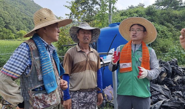 ▲ 이철우 도지사(오른쪽)는 “도민의 생명과 재산을 지키는 일은 공직자의 몫이다. 휴일은 없다”며 “도정을 책임지는 간부공무원들이 현장에서 도민의 아픔을 같이 하며 그들의 목소리에 더욱 귀 기울여 달라”고 당부했다.ⓒ경북도