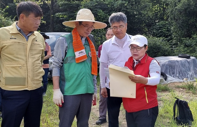 ▲ 지난 5일에서 6일까지 양일간 경북도청 및 출자출연기관 간부들은 휴일을 반납한 채 연일 계속되는 폭염 속에서도 수마가 할퀴고 간 피해 현장을 찾아 구슬땀을 흘렸다.ⓒ경북도