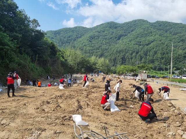 ▲ 경북청년봉사단(단장 탁윤아)은 지난 5일 100년만의 기록적인 폭우로 피해를 입은 예천군 용문면 내지1리를 찾아 수해복구 봉사활동에 구슬땀을 흘렸다.ⓒ경북도