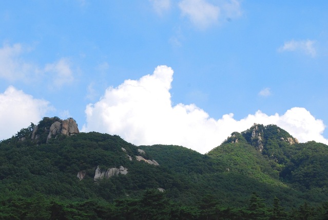 ▲ 서산시 팔봉면 양길리주차장에서 바라본 팔봉산 산등성.ⓒ진경수 山 애호가