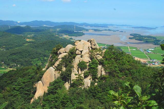 ▲ 팔봉산 2봉을 오르면서 바라본 1봉의 모습.ⓒ진경수 山 애호가