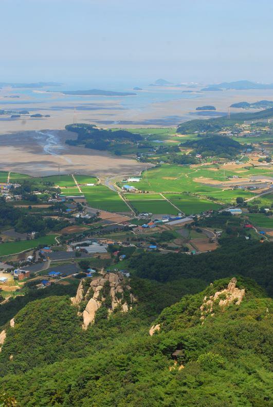 ▲ 3봉에서 바라본 1, 2봉과 서해와 들녁.ⓒ진경수 山 애호가