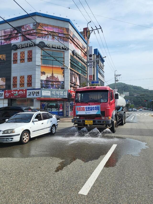 ▲ 칠곡군은 도로 복사열 저감 및 폭염 인명피해 예방을 위해 왜관·북삼·석적읍 시가지 도로에 살수차를 운행하여 수시로 물을 뿌리고 있다.ⓒ칠곡군