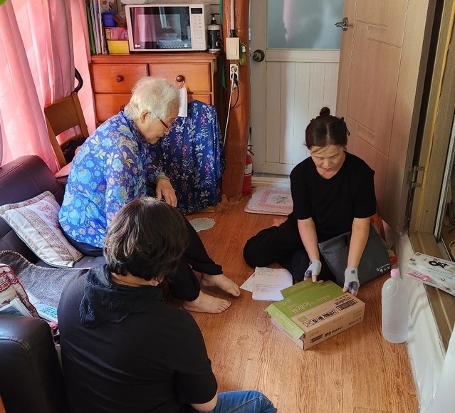 ▲ 성주군은 최근 지속적인 폭염으로 인해 위기에 직면한 취약계층을 대상으로 8월 4일부터 주민복지과 직원 담당관제를 시행하고 있다.ⓒ성주군