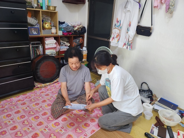 ▲ 성주군은 노인맞춤돌봄서비스 대상자, 독거노인 등 돌봄이 필요한 어르신들을 생활지원사와 읍면 돌봄 담당자를 지정해 정기적인 방문, 안부전화 등을 실시하고 있다.ⓒ성주군