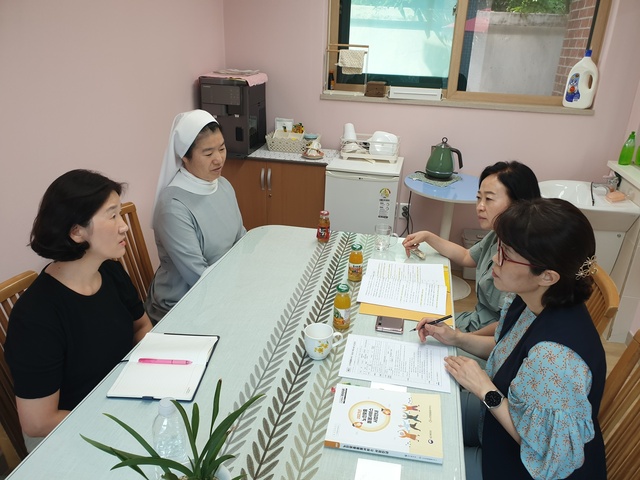 ▲ 폭염특보 발효에 따른 성주군 재난안전대책본부 운영에 따라 가족지원과 직원들은 안전 관리에 공백이 생길 수 있는 주말에 근무조를 편성해 비상근무를 실시한다. 사진은 폭염대책 회의 장면.ⓒ성주군