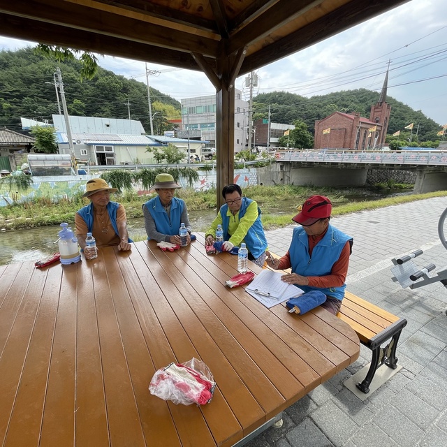 ▲ 성주군은 햇볕차단 모자와 양우산, 생수, 쿨스카프 등 폭염대비 용품을 지급해 근로자들의 안전에 최선을 다하고 있다.
ⓒ성주군