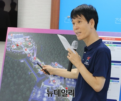 ▲ 박재현 천안시 문화복지국장은 7일 오전 시청 브리핑실에서 '2023 천안 K-컬처 박람회' 관련해 기자회견를 하고 있다.ⓒ이길표 기자