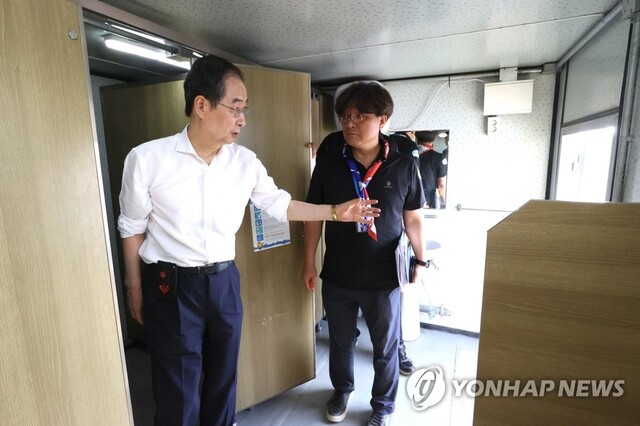 ▲ 한덕수 국무총리가 6일 오후 전북 부안군 새만금 세계스카우트잼버리 현장을 찾아 대응 상황을 점검하고 있다. ⓒ연합뉴스