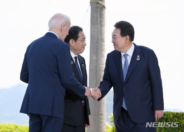 ▲ 윤석열 대통령이 6월 21일 히로시마 G7 정상회의장인 그랜드프린스호텔에서 조 바이든 미국 대통령, 기시다 후미오 일본 총리와 한미일 정상회담을 하고 있다. ⓒ뉴시스