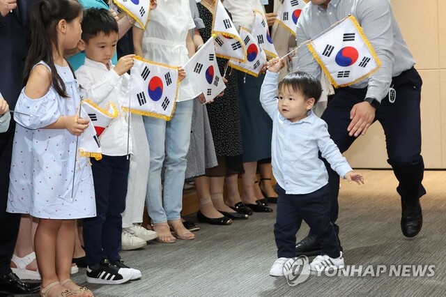 ▲ 7일 오후 서울 영등포구 광복회관에서 열린 '독립유공자 후손 국적증서 수여식'에서 이날 독립운동가 하영규 선생의 후손 김비탈리 어린이 등 국적증서를 받은 독립운동가 후손들이 태극기를 들고 기념촬영을 하고 있다. ⓒ연합뉴스