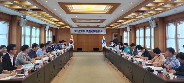▲ 경북도는 7일 경상북도 농업기술원에서 관광, 중소기업, 소상공인, 농수산 등 내수와 수출과 관련된 9개 부서, 14개 유관기관에서 30여명이 참석한 가운데 하반기 경기활성화 방안에 대해 논의하는 ‘제11차 비상경제대책회의’를 개최했다.ⓒ경북도