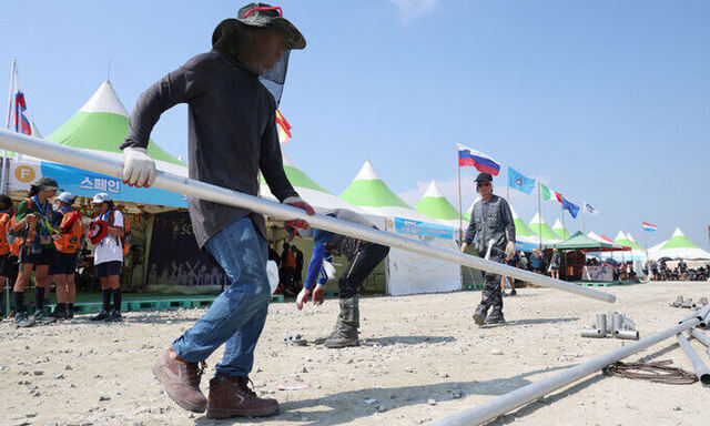 ▲ 세계스카우트연맹이 새만금 잼버리 대회 주최지인 전북 부안군 야영지에서 조기 철수를 결정한 7일 행사 관계자들이 각국 대표단의 부스 앞에 설치된 그늘막을 해체하고 있다. ⓒ연합뉴스