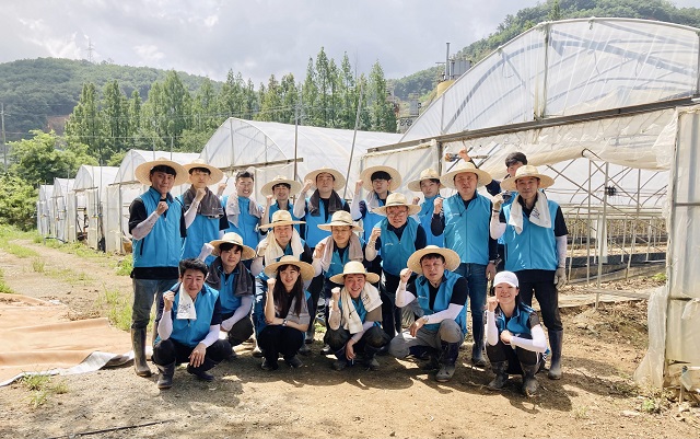 ▲ 에코프로 임직원 25명이 충북 청주시 옥산면 동림리를 방문, 수해 및 폭염 피해 복구 자원봉사를 진행하고 있다.ⓒ에코프로