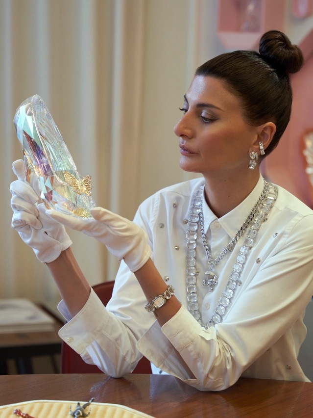 ▲ 스와로브스키가 디즈니100주년을 기념해 제작한 신데렐라 크리스털 구두와 스와로브스키의 지오바나 엥겔버트(Giovanna Engelbert) 크리에이티브 디렉터. ⓒ스와로브스키