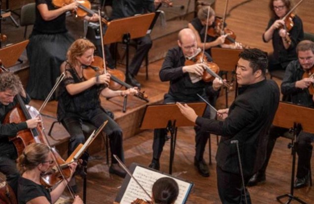 ▲ 윤한결이 6일(현지시간) 오스트리아 잘츠부르크 모차르테움( 대강당에서 열린 ‘카라얀 젊은 지휘자상’ 콩쿠르 결선 무대에서 지휘하고 있다.ⓒ잘츠부르크 페스티벌