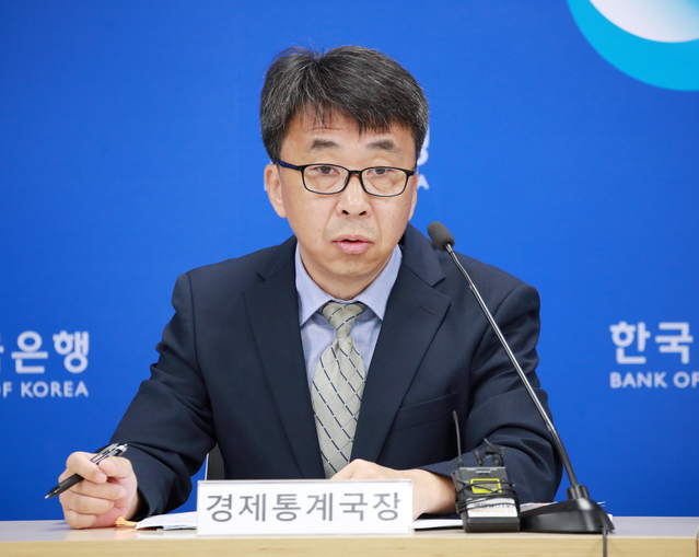 ▲ 신승철 경제통계국장이 8일 오전 서울 중구 한국은행에서 2023년 6월 국제수지(잠정)의 주요 특징을 설명하고 있다. ⓒ한국은행