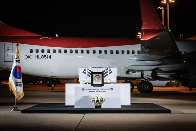 ▲ 티웨이항공은 지난 7일 키르기스스탄 비슈케크에서 출발해 인천공항에 도착하는 TW604편으로 독립운동가 최재형 선생의 부인인 최 엘레나 페트로브나 여사 유해를 모시고 고국 봉환 수송을 지원했다. 인천국제공항에 도착한 최 엘레나 페트로브나 여사 유해.​​ ⓒ티웨이항공