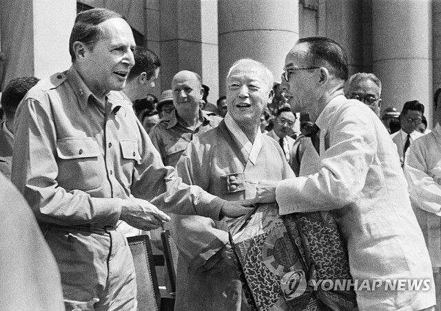 1948년 8월 15일 대한민국 건국 기념식에 맥아더 장군(왼쪽), 이승만 대통령(가운데), 윤치영 내무부장관이 참석한 모습. ⓒ연합뉴스